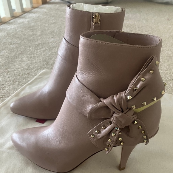 Valentino Bow Ankle Bootie - Poudre Nude Size 38 - New in Box - Picture 1 of 13